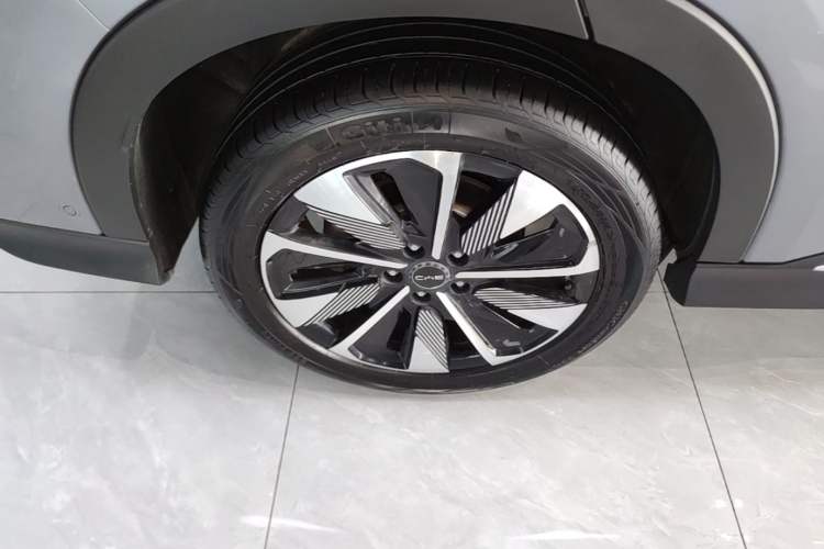 Used BYD Song PLUS New Energy 2025 EV 520km Premium Version Right Rear Wheel Hub