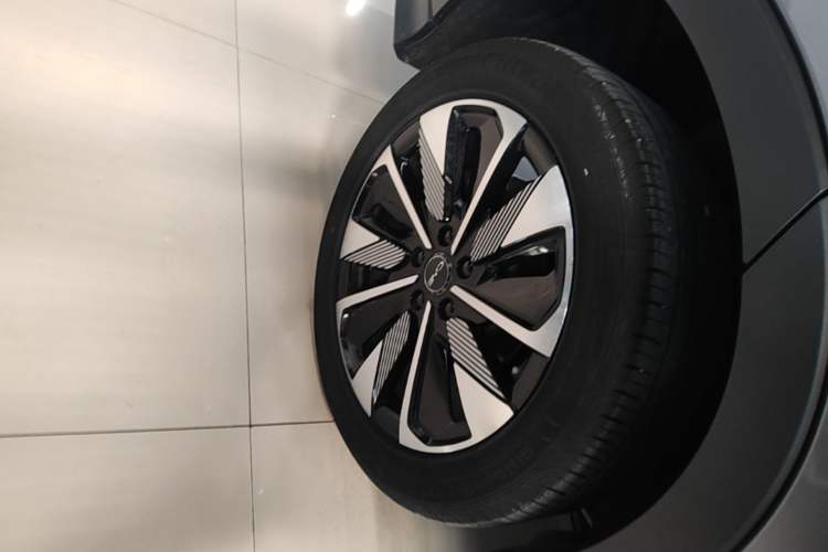 Used BYD Song PLUS New Energy 2025 EV 520km Luxury Version Right Rear Wheel Hub