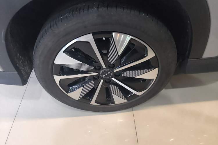 Used BYD Song PLUS New Energy 2025 EV 520km Luxury Version Right Rear Wheel Hub