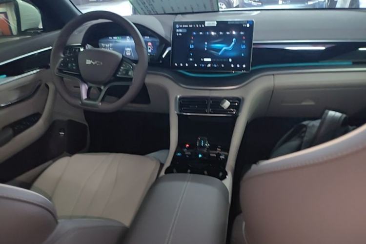 Used BYD Song PLUS New Energy 2025 DM-i 112KM Prestige Model Center Console