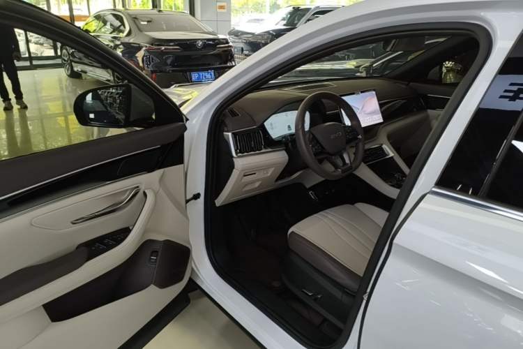 Used BYD Song PLUS New Energy 2025 DM-i 112KM Prestige Model Driver Seat