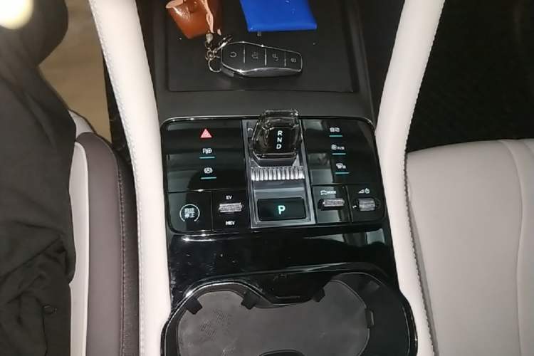 Used BYD Song PLUS New Energy 2025 DM-i Intelligent Driving 112KM Prestige Model Gear Lever