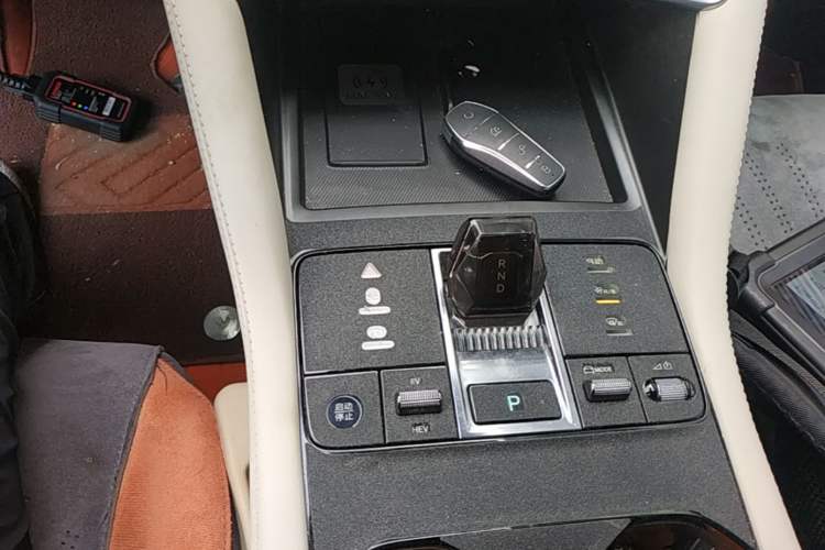 Used BYD Song PLUS New Energy 2025 DM-i Smart Drive 112KM Prestige Model Gear Lever