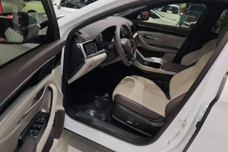 Used BYD Song PLUS New Energy 2025 EV 520km Luxury Version Interior 1