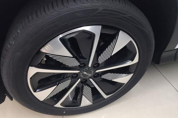 Used BYD Song PLUS New Energy 2025 EV Intelligent Driving Version 520km Premium Model Left Front Wheel Hub