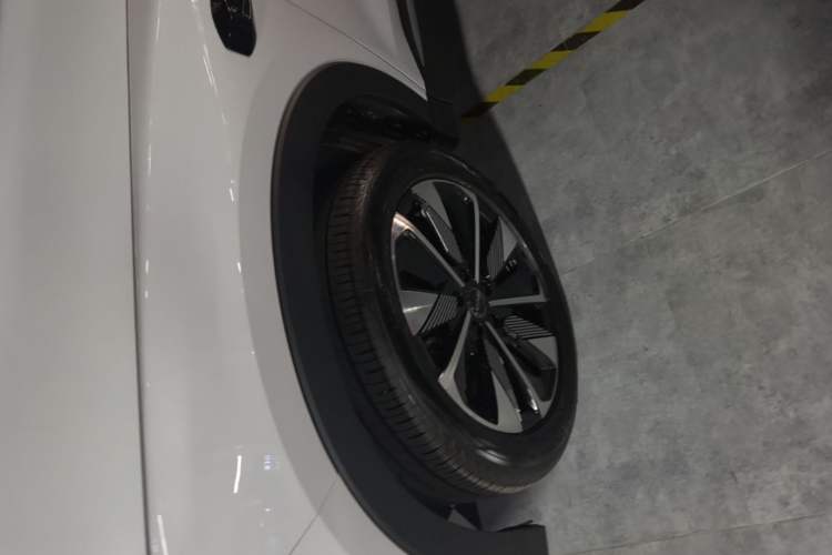 Used BYD Song PLUS New Energy 2025 EV Intelligent Driving Version 520km Premium Model Left Front Wheel Hub