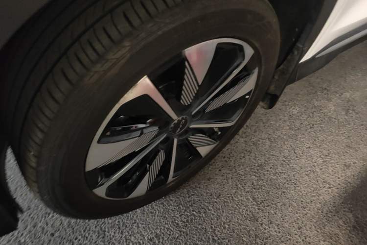 Used BYD Song PLUS New Energy 2025 EV Smart Drive Edition 605km Flagship Model Left Front Wheel Hub