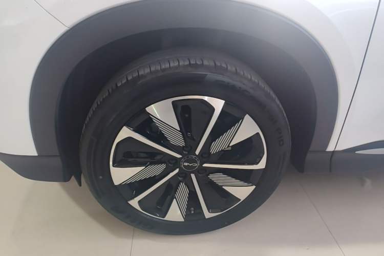 Used BYD Song PLUS New Energy 2025 DM-i 112KM Prestige Model Left Front Wheel Hub