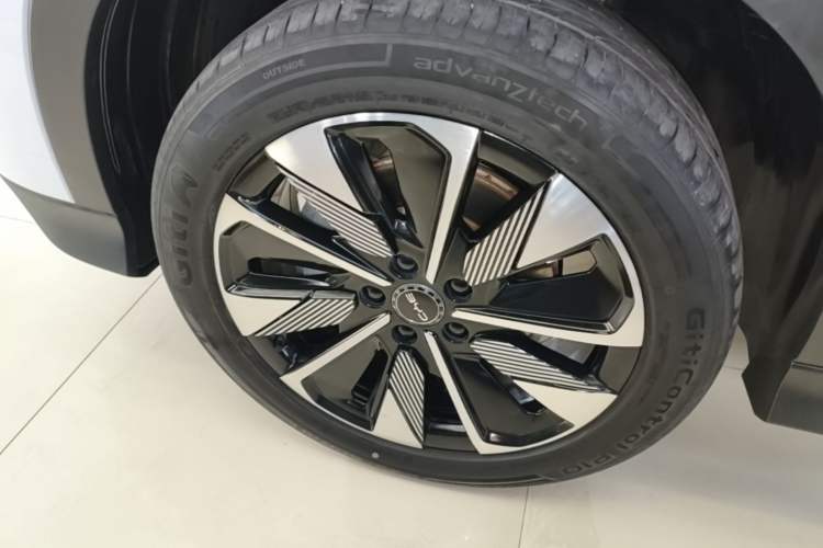 Used BYD Song PLUS New Energy 2025 DM-i 112KM Prestige Model Left Front Wheel Hub