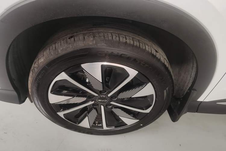 Used BYD Song PLUS New Energy 2025 DM-i 112KM Prestige Model Left Front Wheel Hub