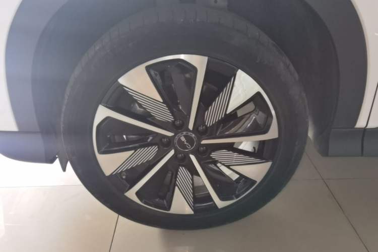 Used BYD Song PLUS New Energy 2025 DM-i 112KM Prestige Model Left Front Wheel Hub