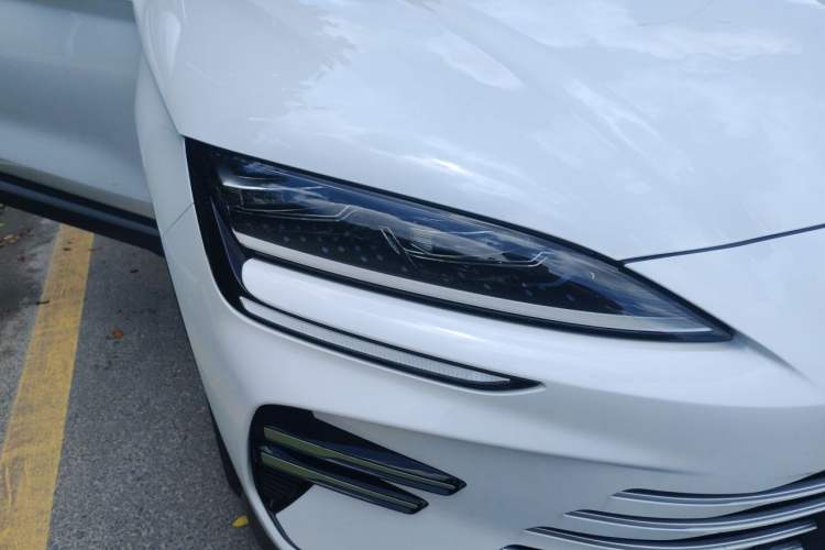 Used BYD Song PLUS New Energy 2025 DM-i 160KM Flagship Model Right Front Headlight