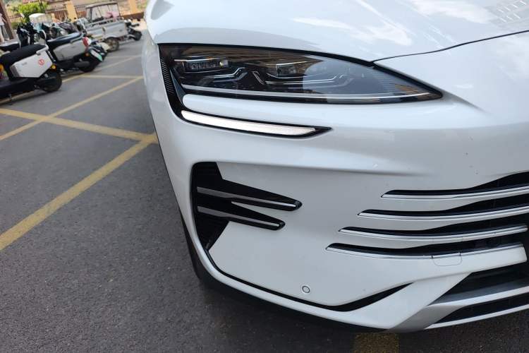 Used BYD Song PLUS New Energy 2025 DM-i 112KM Prestige Model Right Front Headlight