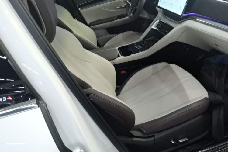 Used BYD Song PLUS New Energy 2025 DM-i 160KM Flagship Model Right Front Seat