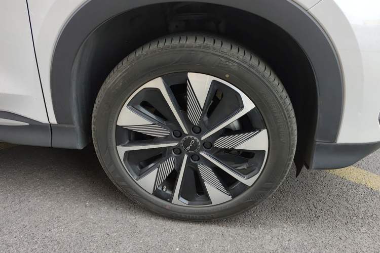 Used BYD Song PLUS New Energy 2025 DM-i 112KM Prestige Model Right Front Wheel Hub