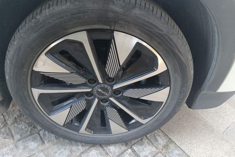 Used BYD Song PLUS New Energy 2025 EV 520km Premium Version Right Front Wheel Hub