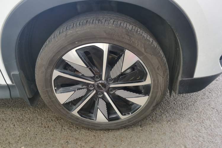 Used BYD Song PLUS New Energy 2025 EV 520km Premium Version Right Front Wheel Hub