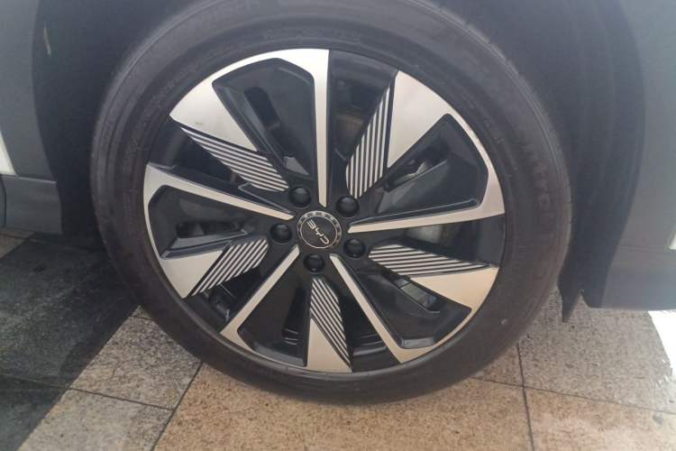 Used BYD Song PLUS New Energy 2025 DM-i Intelligent Driving 160KM Flagship Model Right Front Wheel Hub