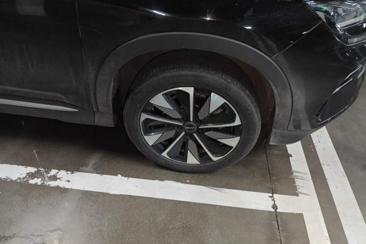 Used BYD Song PLUS New Energy 2025 DM-i 112KM Prestige Model Right Front Wheel Hub