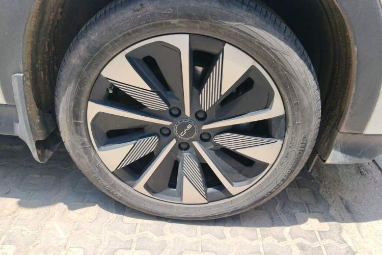Used BYD Song PLUS New Energy 2025 EV 520km Luxury Version Right Front Wheel Hub