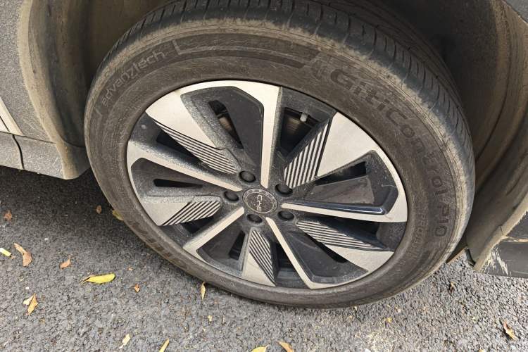 Used BYD Song PLUS New Energy 2025 DM-i 112KM Prestige Model Right Front Wheel Hub