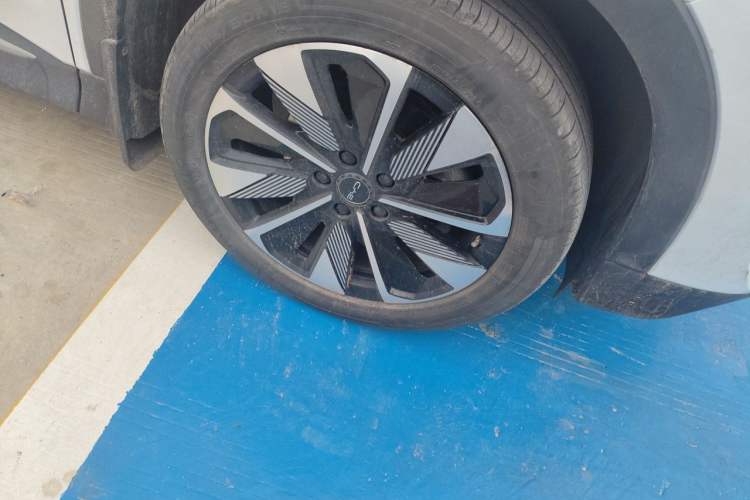 Used BYD Song PLUS New Energy 2025 DM-i 112KM Prestige Model Right Front Wheel Hub