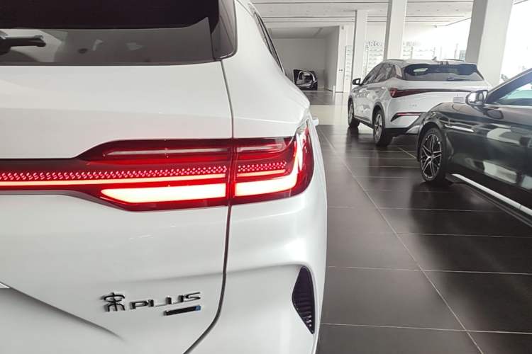 Used BYD Song PLUS New Energy 2025 EV Intelligent Driving Version 520km Premium Model Right Rear Taillight