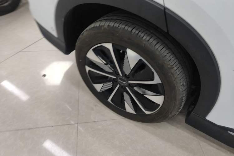 Used BYD Song PLUS New Energy 2025 EV 520km Premium Version Right Rear Wheel Hub