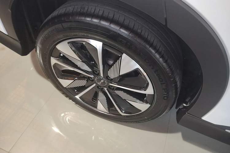 Used BYD Song PLUS New Energy 2025 DM-i 160KM Flagship Model Right Rear Wheel Hub