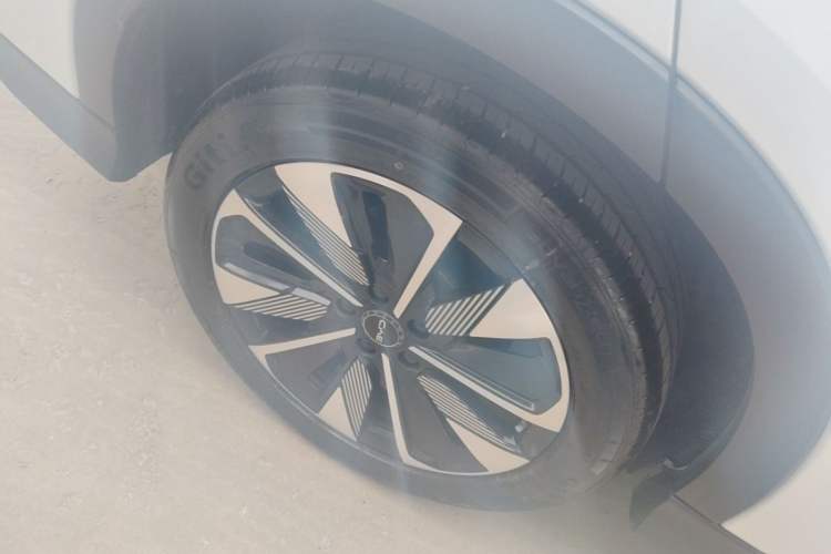 Used BYD Song PLUS New Energy 2025 DM-i 112KM Prestige Model Right Rear Wheel Hub