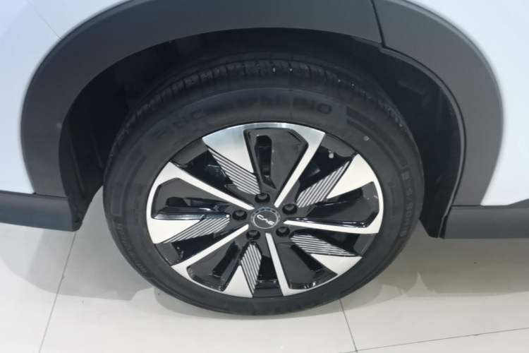 Used BYD Song PLUS New Energy 2025 DM-i 160KM Flagship Model Right Rear Wheel Hub