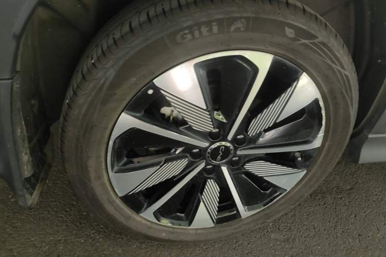 Used BYD Song PLUS New Energy 2025 EV Smart Drive Edition 605km Flagship Model Right Rear Wheel Hub