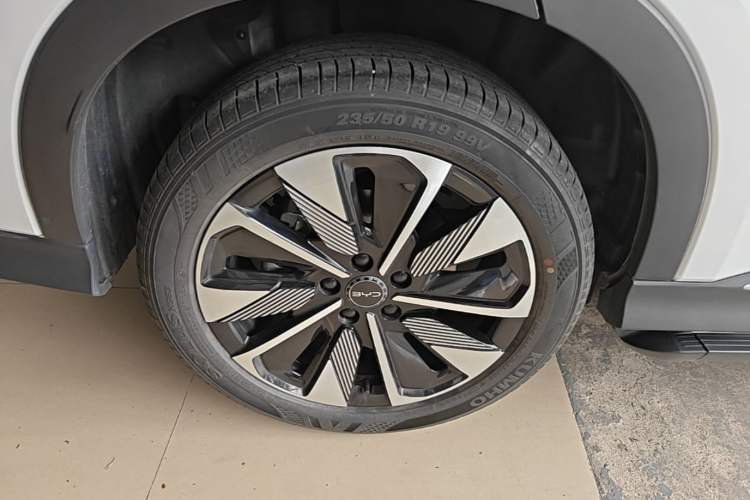 Used BYD Song PLUS New Energy 2025 DM-i 112KM Prestige Model Right Rear Wheel Hub