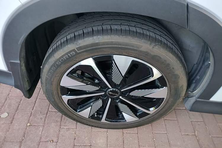 Used BYD Song PLUS New Energy 2025 DM-i 112KM Prestige Model Right Rear Wheel Hub