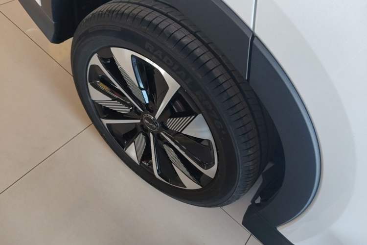Used BYD Song PLUS New Energy 2025 DM-i Intelligent Driving 112KM Prestige Model Right Rear Wheel Hub