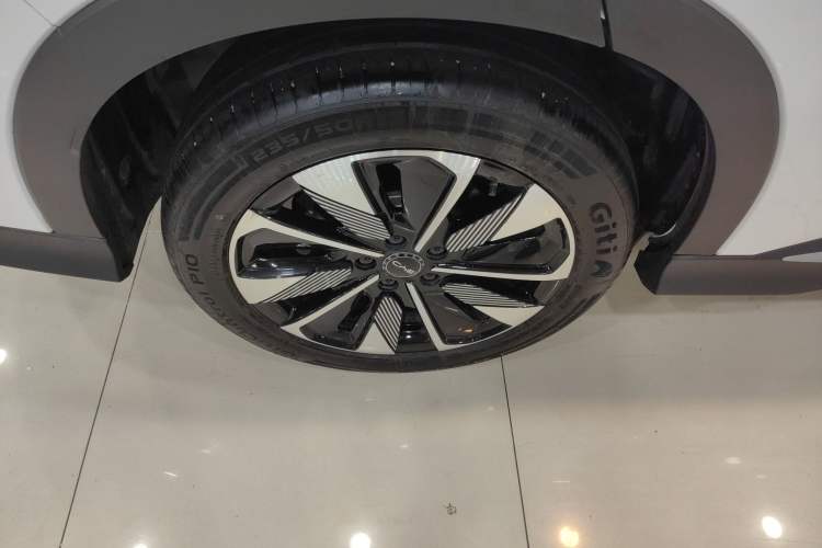 Used BYD Song PLUS New Energy 2025 DM-i 112KM Prestige Model Right Rear Wheel Hub