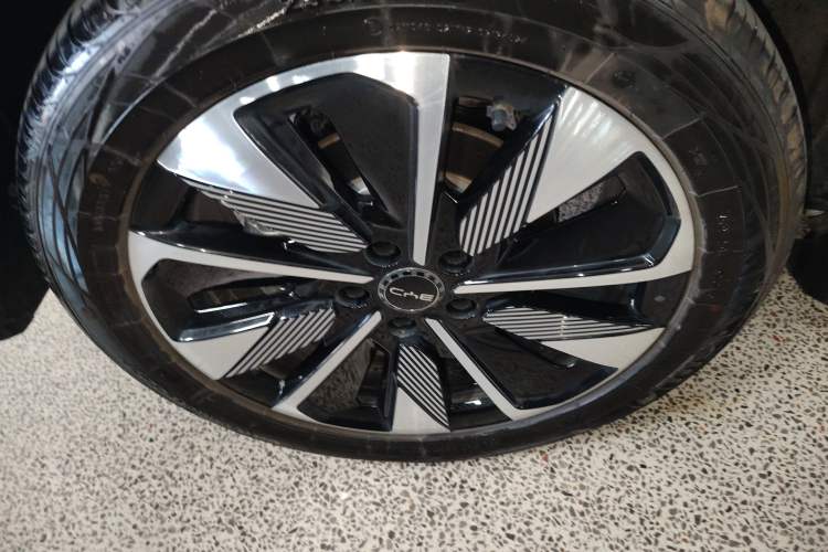 Used BYD Song PLUS New Energy 2025 EV 520km Premium Version Right Rear Wheel Hub