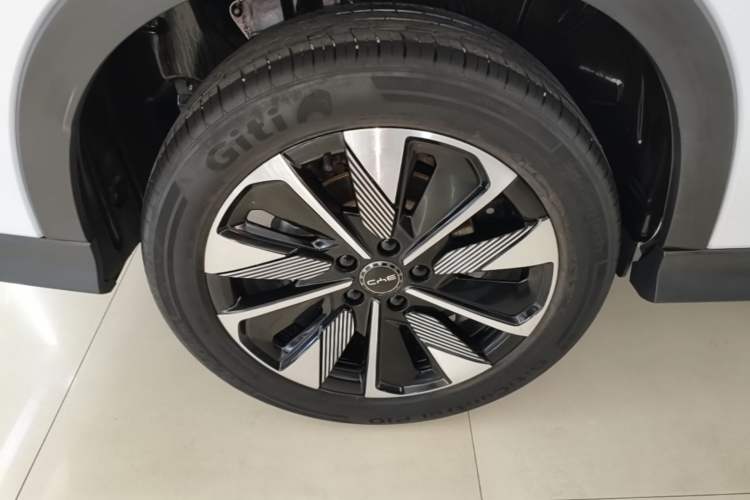 Used BYD Song PLUS New Energy 2025 DM-i 112KM Prestige Model Right Rear Wheel Hub