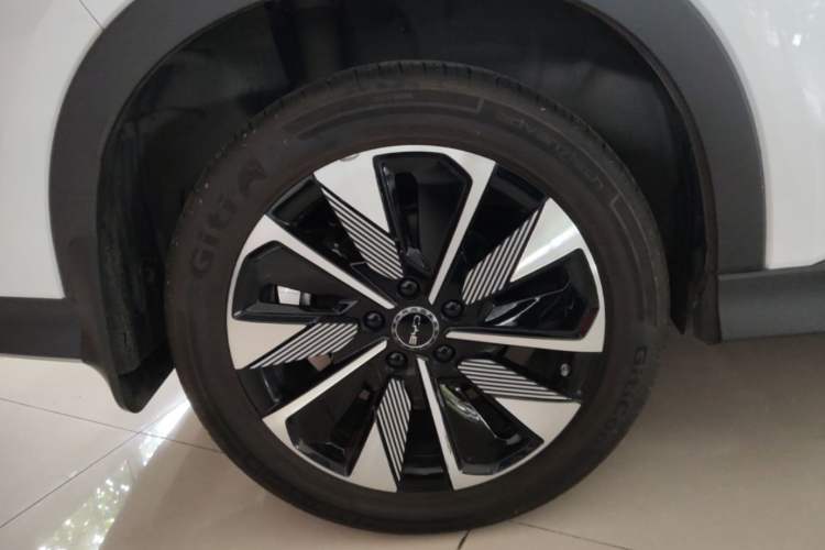 Used BYD Song PLUS New Energy 2025 DM-i 112KM Prestige Model Right Rear Wheel Hub