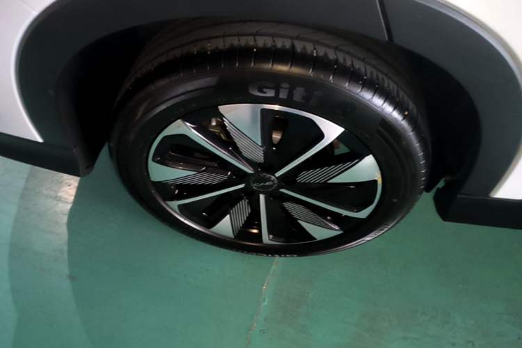 Used BYD Song PLUS New Energy 2025 DM-i 160KM Flagship Model Right Rear Wheel Hub