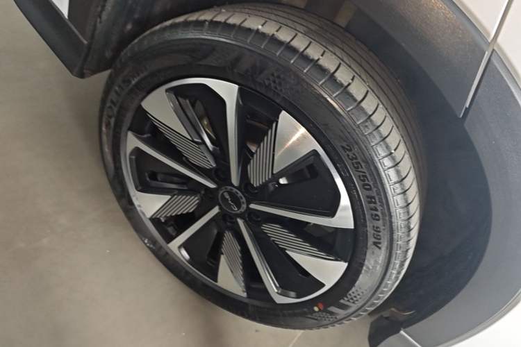 Used BYD Song PLUS New Energy 2025 DM-i 112KM Prestige Model Right Rear Wheel Hub