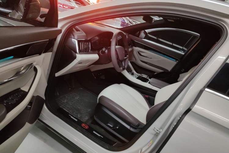Used BYD Song PLUS New Energy 2025 DM-i 112KM Prestige Model Interior 3