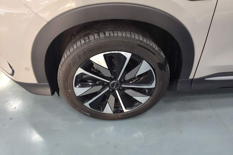 Used BYD Song PLUS New Energy 2025 DM-i Smart Drive 112KM Prestige Model Left Front Wheel Hub