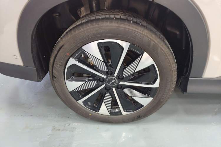 Used BYD Song PLUS New Energy 2025 DM-i Smart Drive 112KM Prestige Model Right Rear Wheel Hub