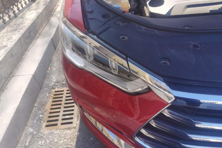 Used BYD Song Pro 2019 1.5T Automatic Luxury Model Right Front Headlight