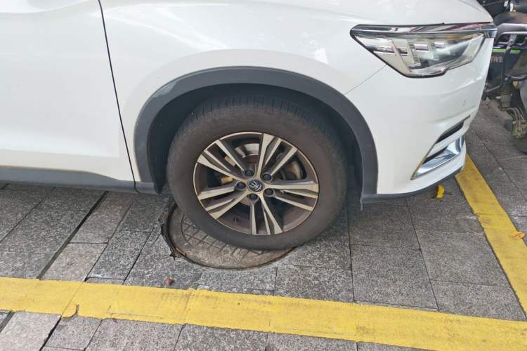 Used BYD Song Pro 2019 1.5T Automatic Luxury Model Right Front Wheel Hub