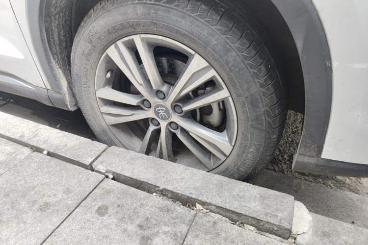 Used BYD Song Pro 2021 1.5T Automatic Xiaoyun Luxury Model Right Front Wheel Hub