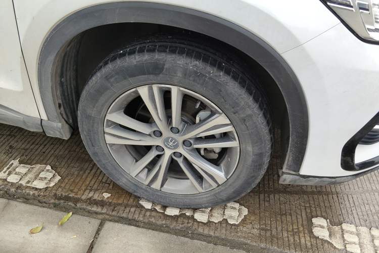 Used BYD Song Pro 2021 1.5T Automatic Xiaoyun Elite Edition Right Front Wheel Hub