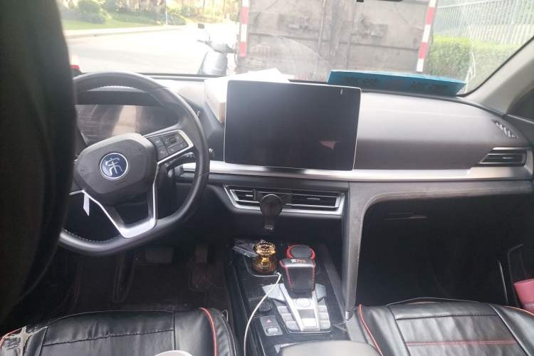 Used BYD Song Pro New Energy 2019 DM 1.5T Four-Wheel Drive Performance Edition Comfort Model Center Console
