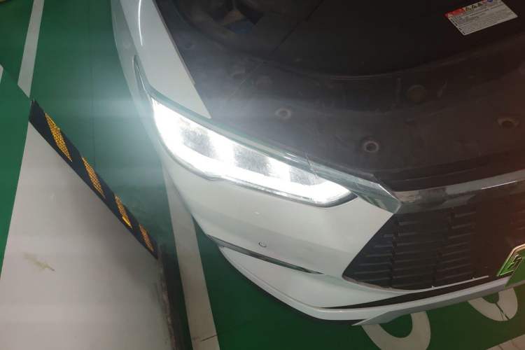 Used BYD Song Pro New Energy 2019 EV High-Power Long-Range Flagship Model Right Front Headlight